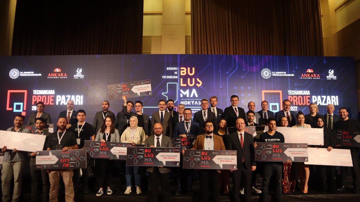 CyberparkTGB's tweet photo. .@TechAnkara Proje Pazarı’nda dereceye giren firmamız @planktontech’e Genel Müdürümüz @FarukInaltekin ofis ödülünü takdim etti.

Firmamızı tebrik ediyor ve başarılarının devamını diliyoruz 👏🏻 https://t.co/qo5PjAe7yA