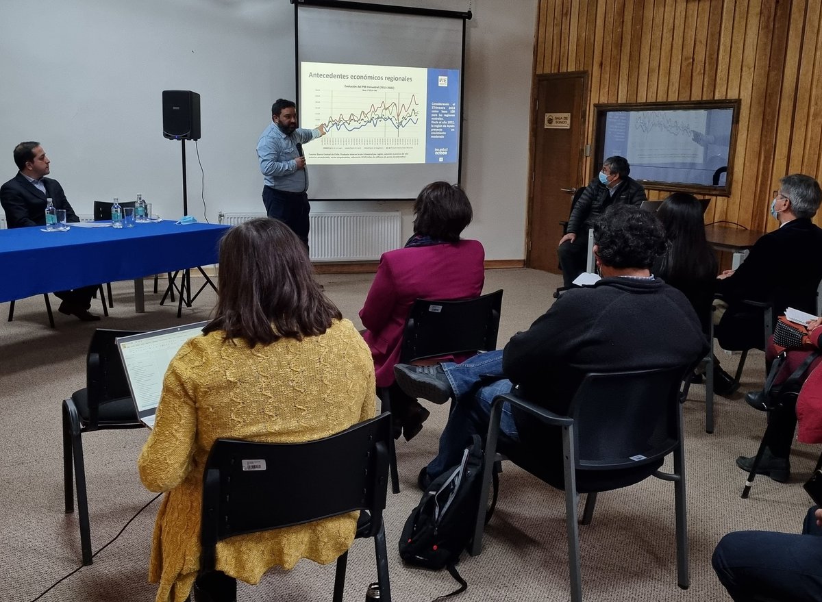 MintrabAysen's tweet photo. 📌En interesante conferencia de @INE_Chile "Mercado Laboral en la Región de Aysén: antecedentes económicos y sociales", Seremi Rodrigo Díaz valora la importancia de contar con cifras regionales y destaca los desafíos en brechas de género e informalidad, además de apoyo @ol_aysen https://t.co/WQlW8Ye2v7