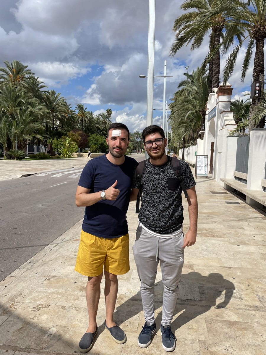 TheAcA97's tweet photo. Nunca sabes con quien puedes encontrarte por la calle. Muchas gracias @FlipiN1 por la foto. Un tio de 10 dentro como fuera del stream. https://t.co/ZhuhflwH7t