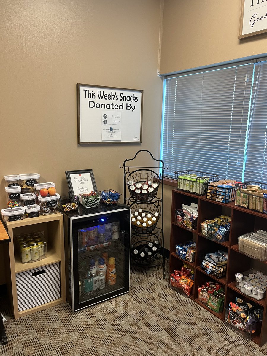 OakCreekElemen1's tweet photo. Thanks to this week’s snack sponsor Stellar Investment Luxe Destinations Management Services! Our staff will be well fed this week! #OCESstrong #ComalISD #ocelots #SnackCorner 🐾🐆 https://t.co/A2jQGG76fa