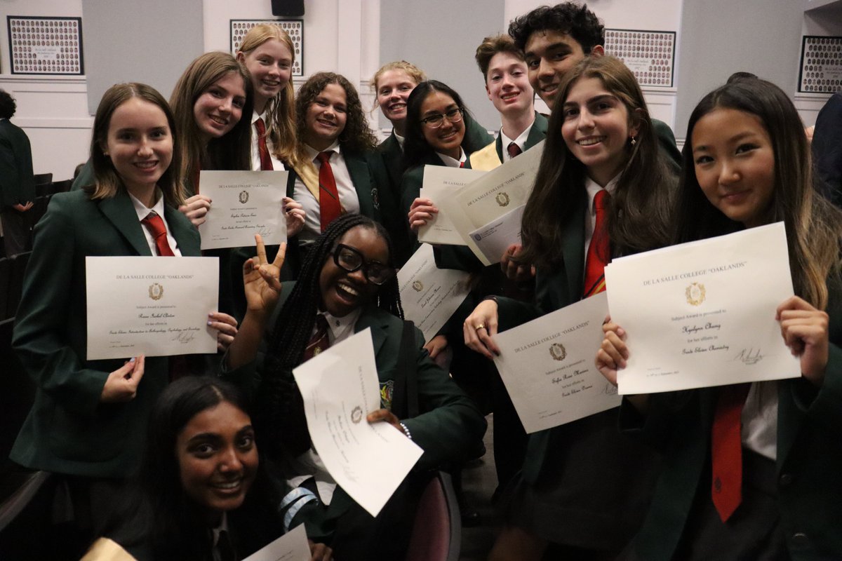 De La Salle College tweet media