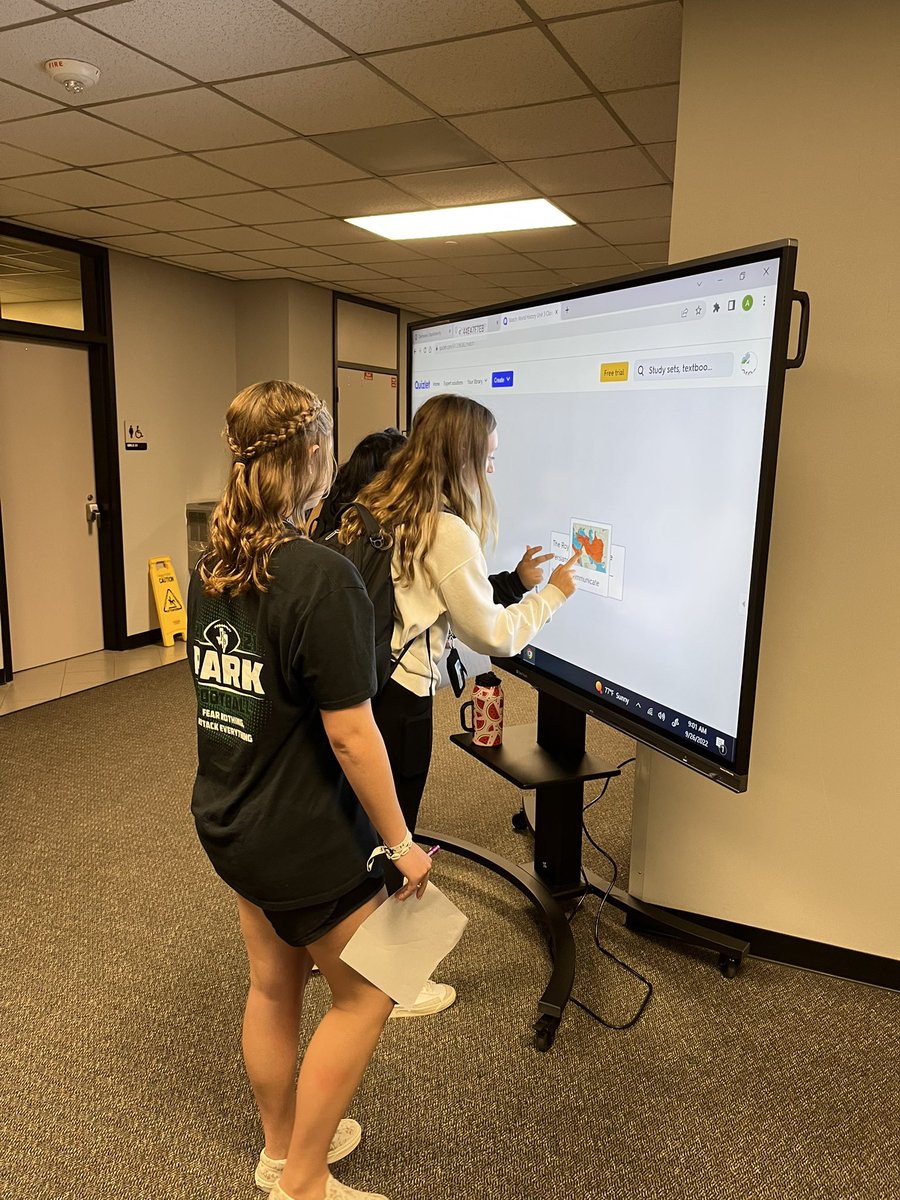 KPHS_SSandCTE's tweet photo. KPHS World History students used technology as they reviewed for a test. #DoingSocialStudiesDailey @HumbleISD_KPHS @edcoach_justin https://t.co/fF7Pl4p0DA
