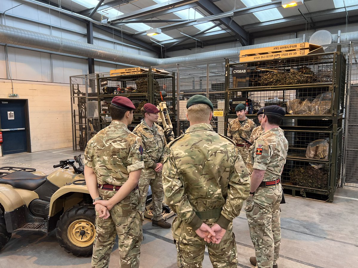 A great start to the week, a visit to see our people working hard at @33engrregt and the 29 EOD&S Group Support Unit. These SP form part of the 40% of the Corps outside of Regtl Duty. #WeAreTheRLC #CorpsFamily 🟦🟨