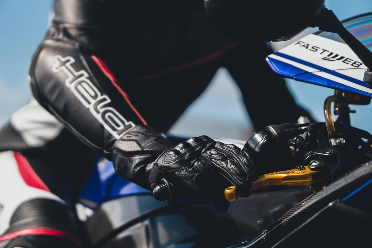superbikewh's tweet photo. Knowing you're only half way through the week is always made easier when bikes like this come into stock.
This epic Yamaha YZF-R1 with only 9489 miles on the clock can be yours for just £8,995!
#yamahayzfr1 #r1bigbang #bigbang #superbikewarehouse #sbwh #superbike #sportsbike https://t.co/y4PCZvYnXB