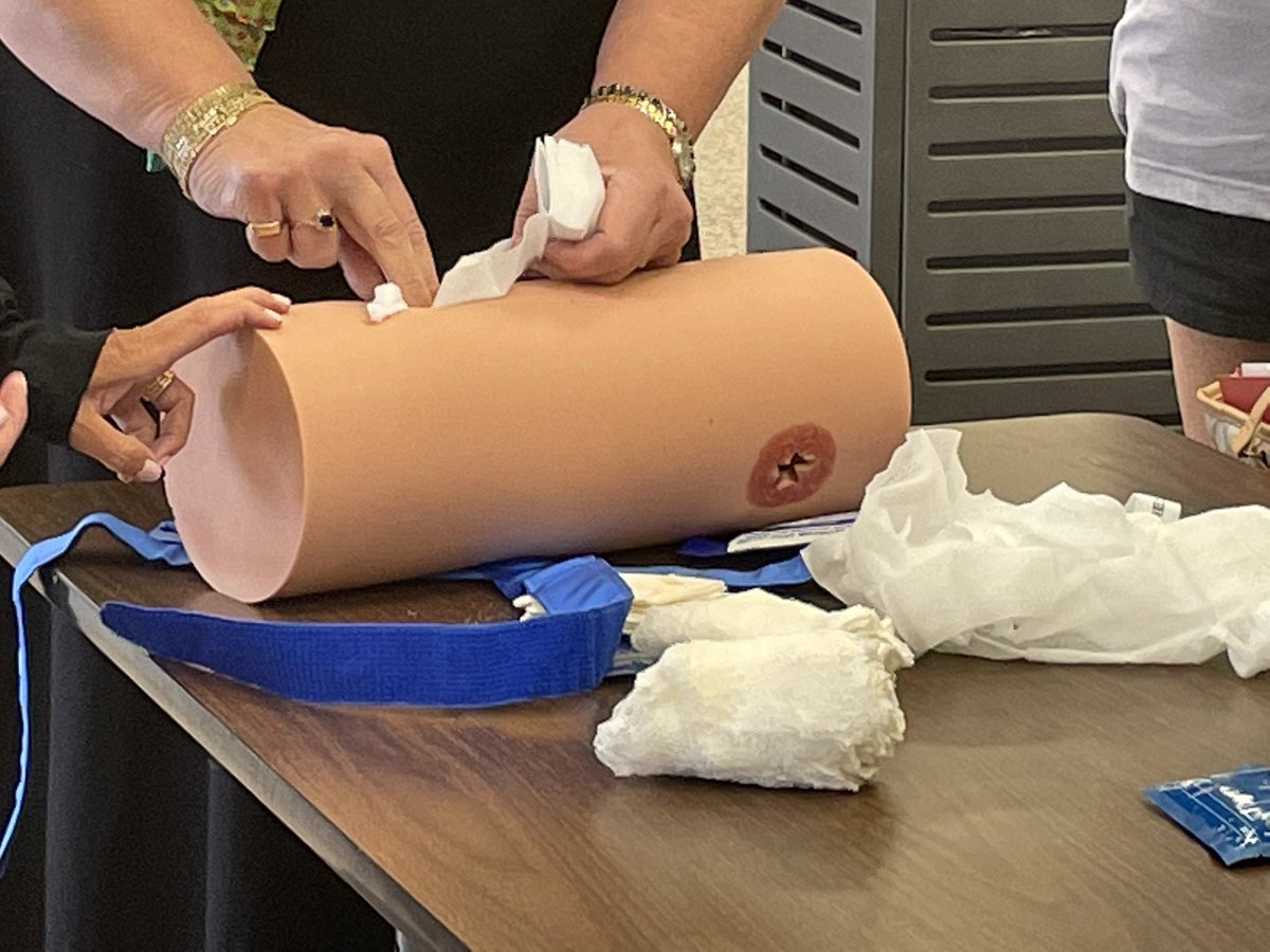 paul_jaffey24's tweet photo. “Stop The Bleed” training going on at Dulaney HS this morning as over 170 Balt.  Co. Public School nurses and medical assistants learn the from Shock Trauma nurses the importance of applying tourniquets and packing wounds to save lives during emergencies. @WMAR2News #BCPS https://t.co/TQEPk7PKt5