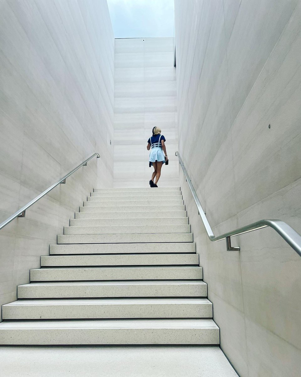 LenoxSqMall's tweet photo. It’s all about the climb. #lenoxsquare #lenoxsquare #buckhead #applestore 
📷IG: @amy_afire https://t.co/rNYBetomRK