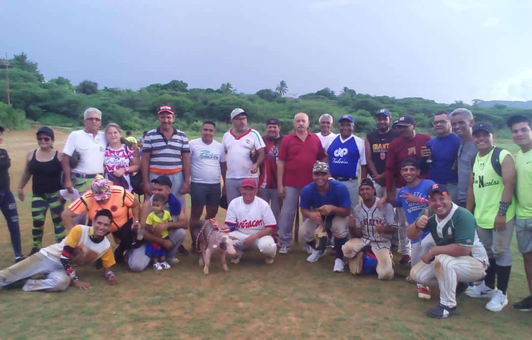 danjmez's tweet photo. El equipo de Perla 100.3 FM queda campeón en su debut en el cuadrangular de softball, llevándose como premio un "lechón" y el apoyo de la gente. ¡La campeona es campeón! #VamosEsPa'lante ⚾⚾⚾ https://t.co/9onPdse5Si