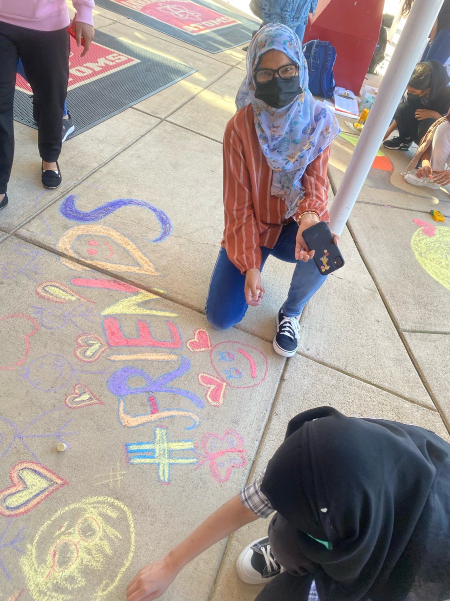 AnnandaleAtoms's tweet photo. ☮️Chalk 4 Peace☮️
On September 21, Ms. Wells and the Just World Club at AHS celebrated the International Day of Peace with their annual Chalk4Peace event! Students used chalk to write messages advocating for peace.
#AtomNation #Chalk4Peace #FCPSR2 @ShawnDeRose https://t.co/Bcl0AbrpMu