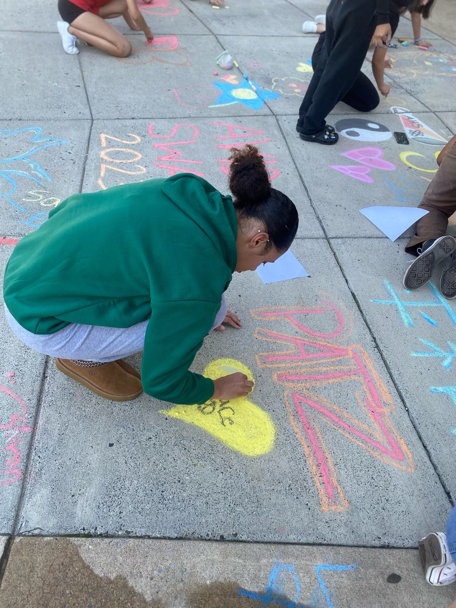 AnnandaleAtoms's tweet photo. ☮️Chalk 4 Peace☮️
On September 21, Ms. Wells and the Just World Club at AHS celebrated the International Day of Peace with their annual Chalk4Peace event! Students used chalk to write messages advocating for peace.
#AtomNation #Chalk4Peace #FCPSR2 @ShawnDeRose https://t.co/Bcl0AbrpMu