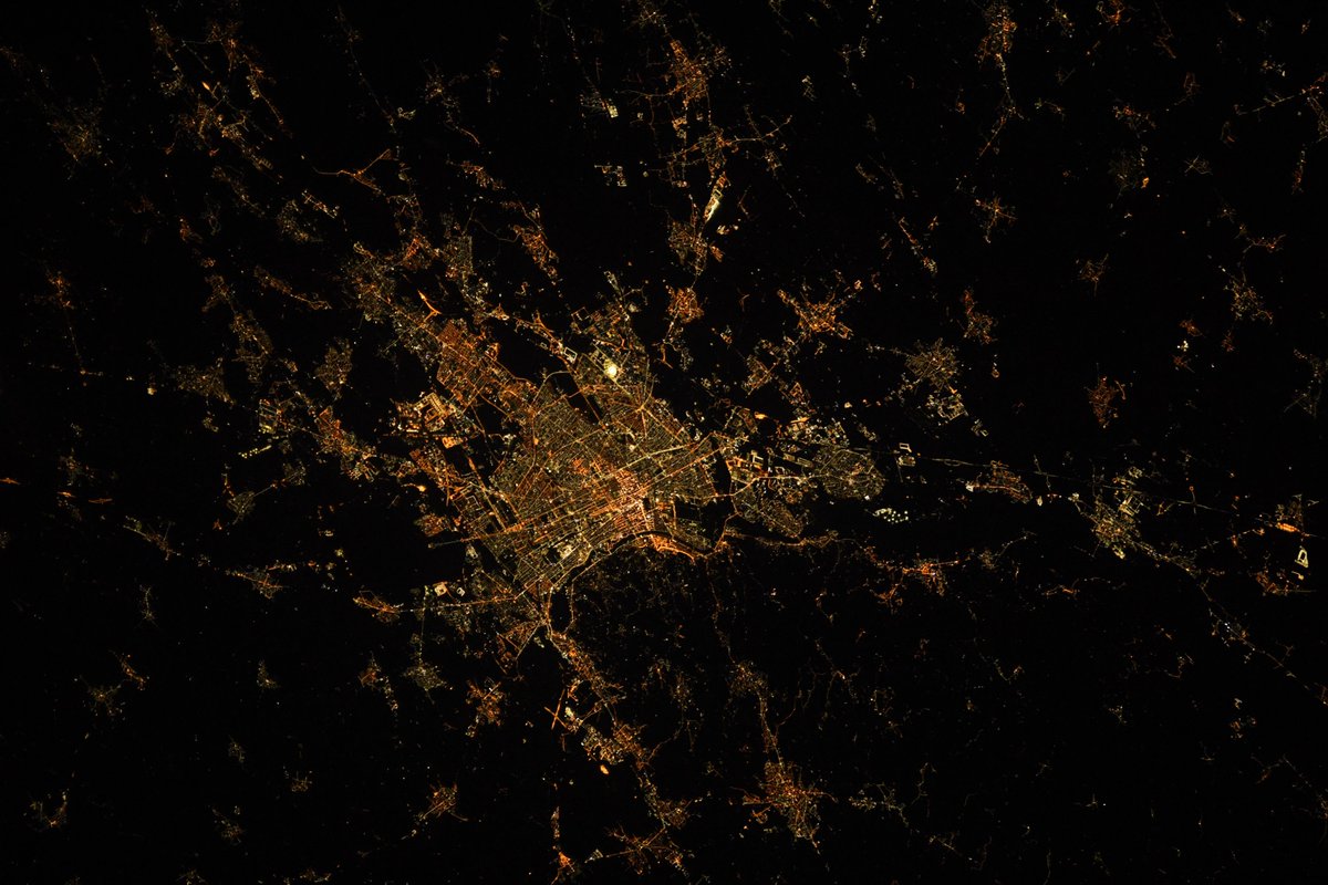 AstroSamantha's tweet photo. Ciao #Torino! Oltre ad essere bellissima città d’arte, Torino è anche una delle capitali europee dell’aerospazio. Tanti elementi della @Space_Station  sono nati a Torino! #CiaoItaly #MissionMinerva https://t.co/lm7kwF9Fsc