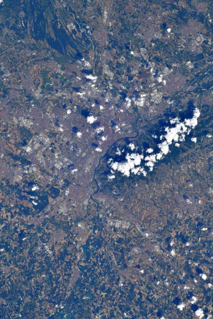 AstroSamantha's tweet photo. Ciao #Torino! Oltre ad essere bellissima città d’arte, Torino è anche una delle capitali europee dell’aerospazio. Tanti elementi della @Space_Station  sono nati a Torino! #CiaoItaly #MissionMinerva https://t.co/lm7kwF9Fsc