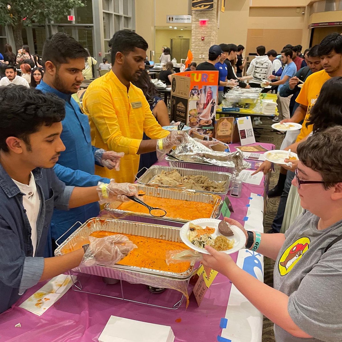 StuffToDoAtMU's tweet image. The party may be over but we hope the celebration of diversity continues everyday. Take a peek into the fun of International Welcome Party!