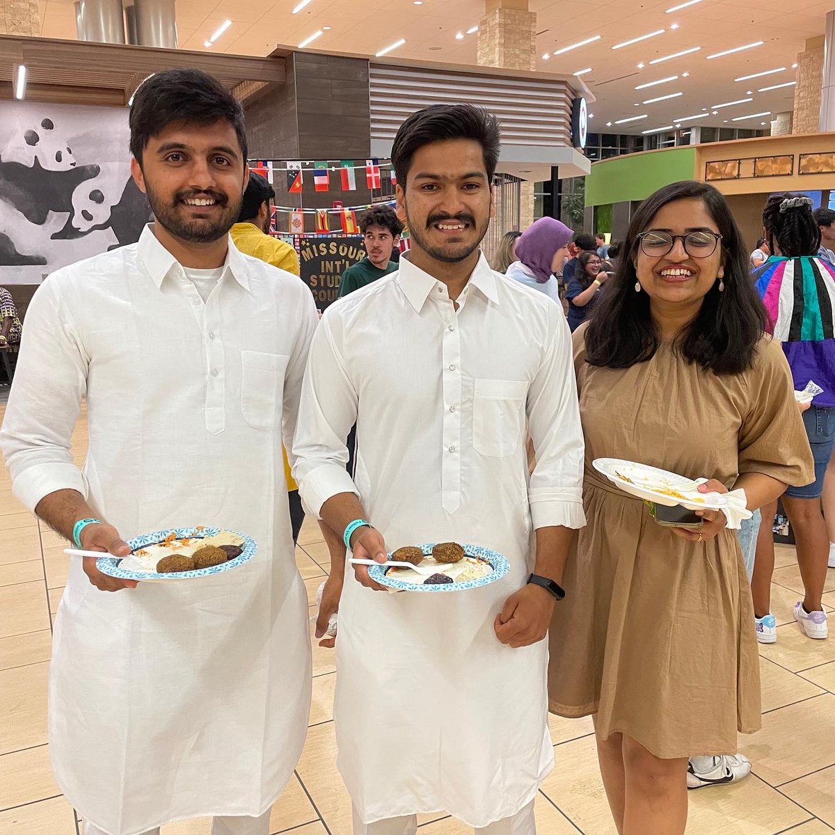 StuffToDoAtMU's tweet image. The party may be over but we hope the celebration of diversity continues everyday. Take a peek into the fun of International Welcome Party!