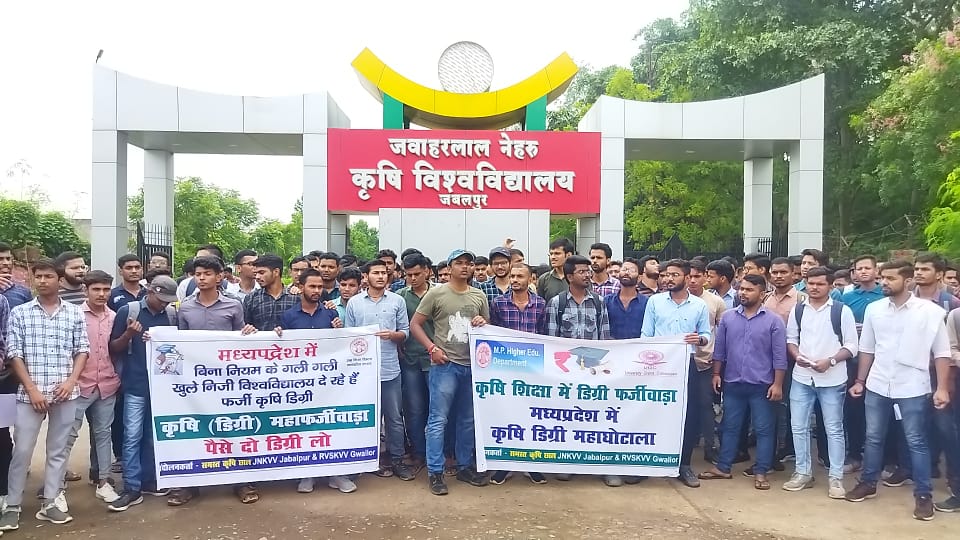 rohitpatidar_'s tweet photo. चारों तरफ है घोर निराशा,
घोर कालिमा छाई है।
छात्रों का है भविष्य गर्त में,
क्यों ऐसी फर्जी नीति बनाई है।।
#fake_agriculture_degrees
@DrMohanYadav51 
@KamalPatelBJP 
@CMMadhyaPradesh 
@aajtak @MPTakOfficial 
@ZeeMPCG 
@BansalNewsMPCG 
@abplive https://t.co/SLXtQqTca7