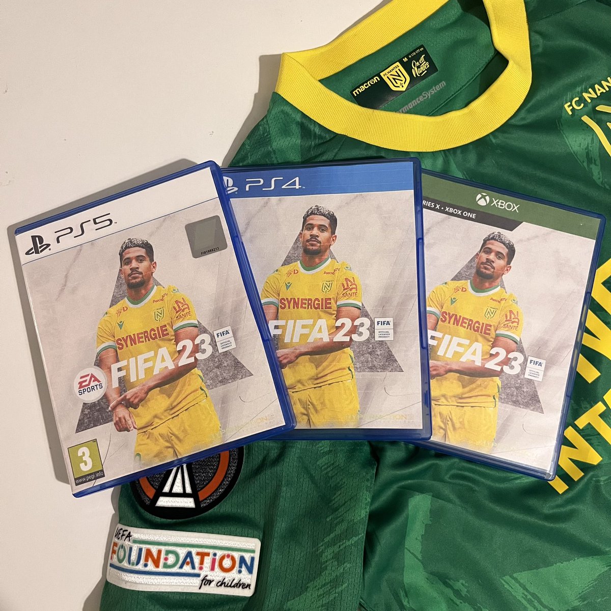 TribuneNantaise's tweet image. Pour la sortie de #FIFA23 nous lançons un jeu concours pour gagner le jeu sur la console de votre choix (PS5,PS4,Xbox) avec une jaquette originale #FCNantes réalisée par @GabinDesign 
Pour jouer, s’abonner à : 
1. @TribuneNantaise + @D1_Supporters 
2. RT + FAV 
Tirage le 3/10 🤞
