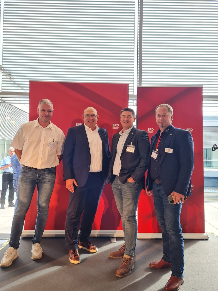 DahlkeDaniel's tweet photo. Erste Kontakte für die DFeuG. Blaulichtkonferenz der #SPD Bundestagsfraktion in den Räumen des Bundestages.
#IngoSchaeferspd, MdB
#Johann_Saathoff, MdB, Parlamentarischer Staatssekretär  im Bundesinnenministerium.
#DFeuG #feuerwehr #Fachgewerkschaft https://t.co/PiuuEBeIpS