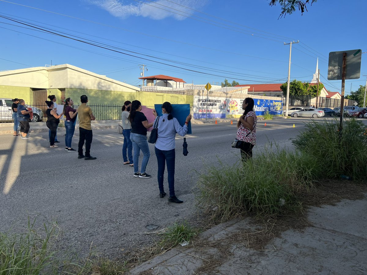 cheliggf's tweet photo. Los padres de familia tienen tapada la monteverde @SECSonora  inconformes con la directora y falta de rendición de rendición de cuentas https://t.co/lQIwDz0Nr9