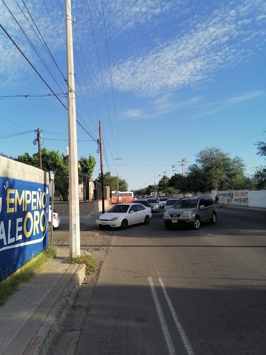 cheliggf's tweet photo. Los padres de familia tienen tapada la monteverde @SECSonora  inconformes con la directora y falta de rendición de rendición de cuentas https://t.co/lQIwDz0Nr9