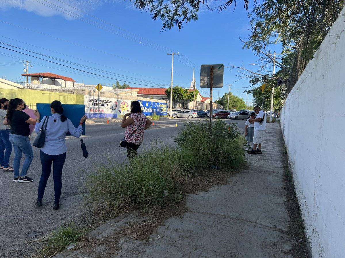cheliggf's tweet photo. Los padres de familia tienen tapada la monteverde @SECSonora  inconformes con la directora y falta de rendición de rendición de cuentas https://t.co/lQIwDz0Nr9
