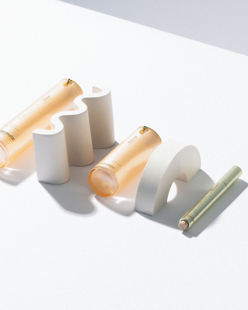 Transformulas's tweet image. Stay skin confident all day with our Flawless collection!✨

From our luxurious lightweight moisturiser, to our phenomenal full-coverage concealer, we have you set for every step to your routine! 🧖‍♀️

#skincare #concealer #makeup #routine #NaturalSkincare