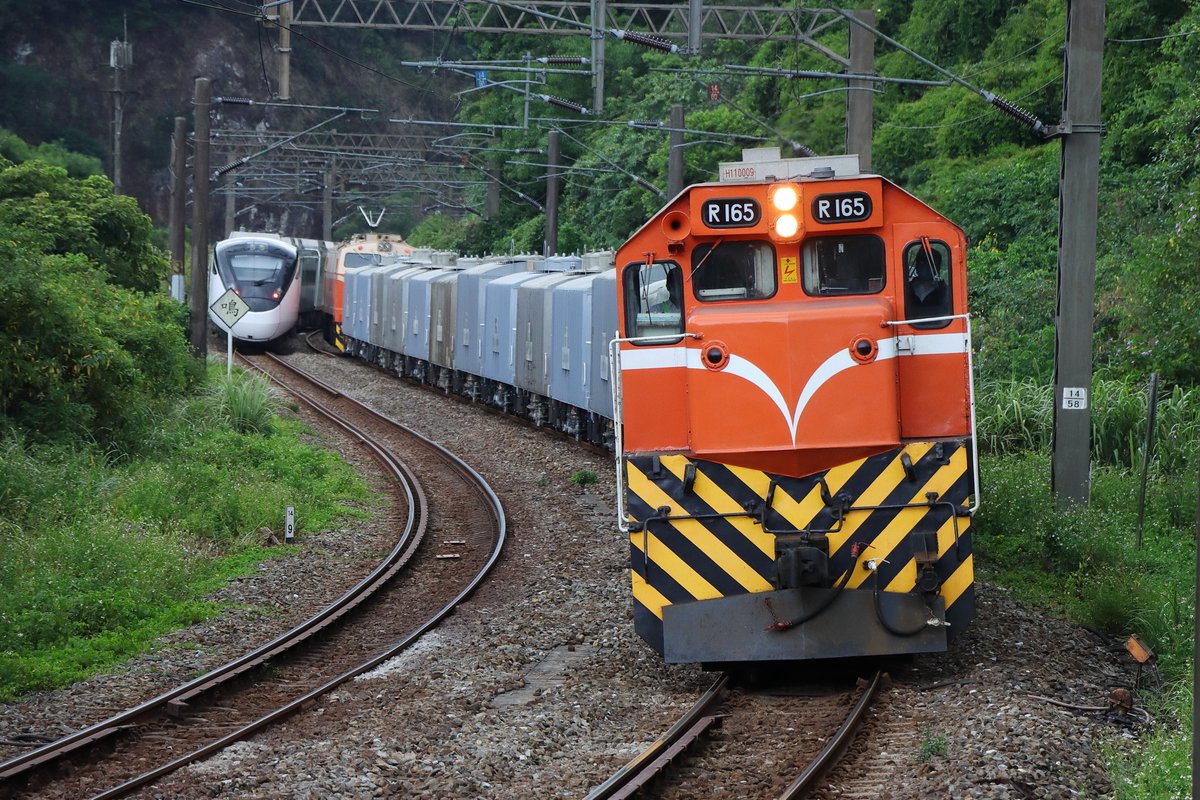 Huang_910209's tweet photo. R-165號 柴電機車
#みんなの縦写真見せて https://t.co/thg3GiW5YE