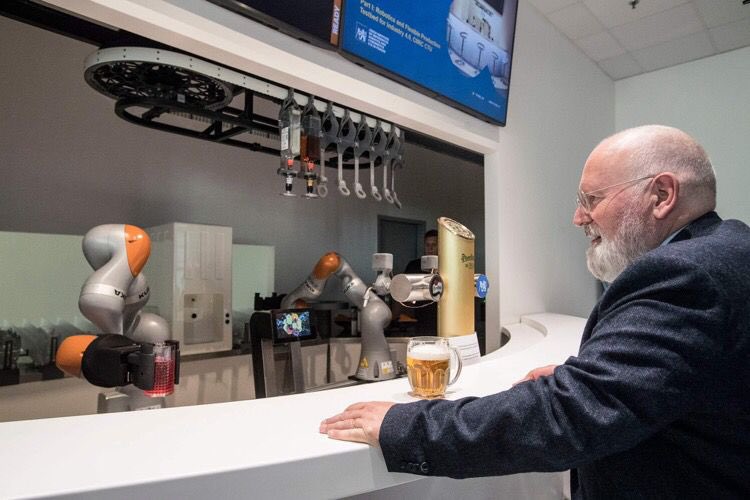 ZEK_Praha's tweet photo. 📍 ČVUT, @RICAIP_EU. Robot právě načepoval @TimmermansEU orosenou plzničku. https://t.co/wcUCdGPvpv