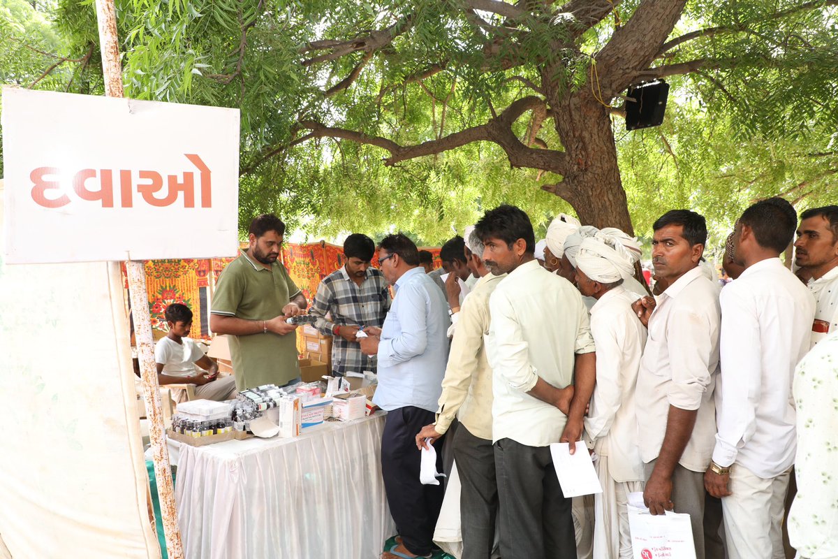 ChaudhryShankar's tweet photo. A large number of people have availed the health facilities in Sanwal village of Banaskantha. This was organized under the health screening campaign, launched by @banasdairy1969, with a humble approach of providing health facilities at their doorsteps. https://t.co/X0J9KDzMh7