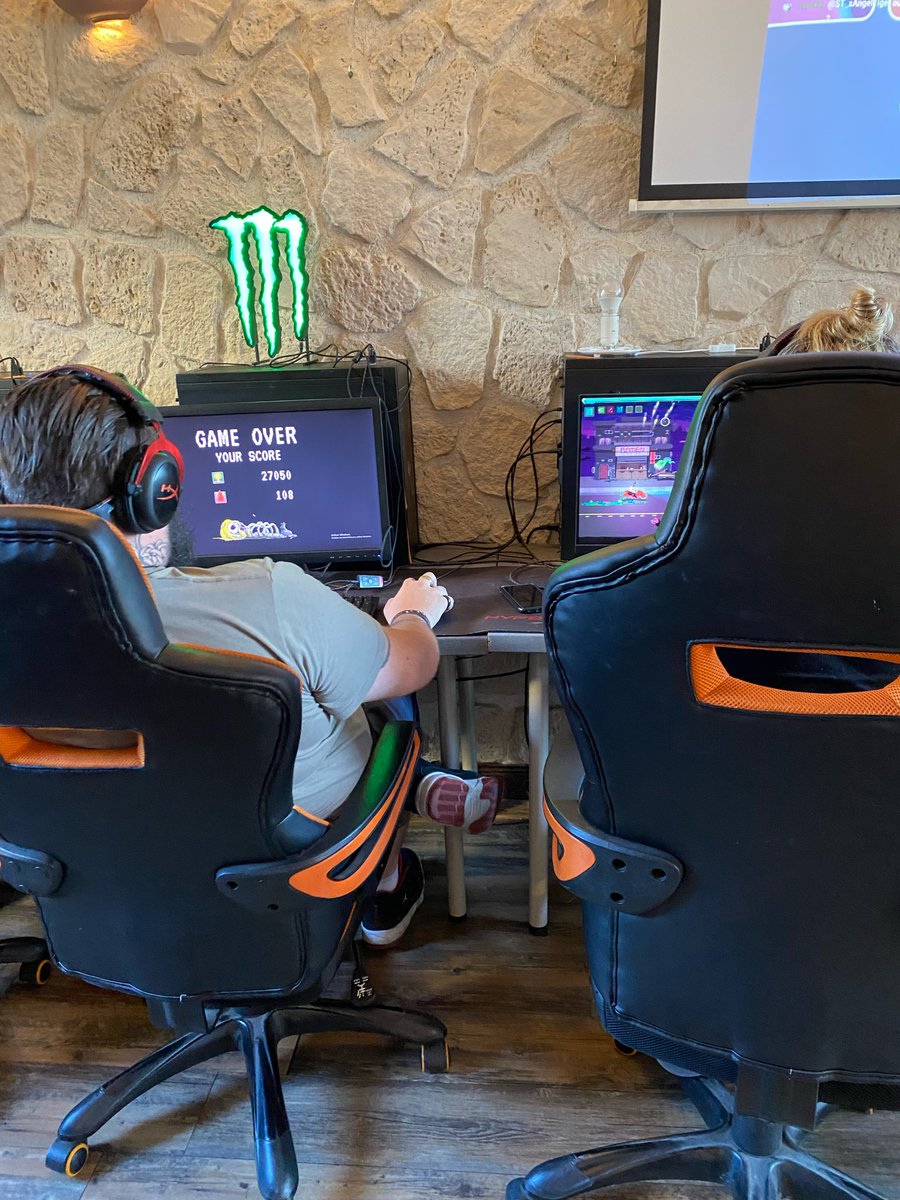 Retour en images sur une démo de notre #jeuvidéo THE LAST HUMAN IS A BIKER que nous avons proposé aux clients du Warpzone à Caen cet été 🏜

#gaming #gaminglife #indiegame