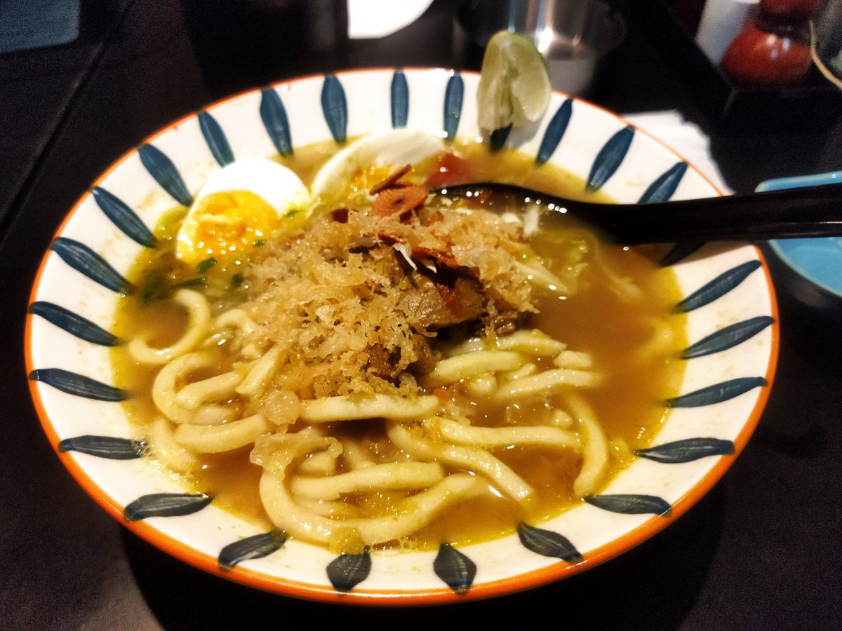 catsandkatzen's tweet photo. Kunjungan ke-4 #ToriBro nyobain Soto Udon, Negima, &amp; Dango. Cukup terkesima dgn ide baru soto madura bisa blend bersama udon. Kejutan baru setelah Ramen Rawon. 8/10.

Negima-nya makin enak karena kecapnya ngeresap. Dango-nya pas ngga terlalu manis @fxmario @ekan_dash @RDNADN https://t.co/ST9qw8rIeU