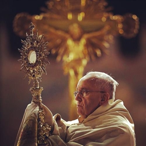 HdadSSantaMarta's tweet photo. #LiturgiayFormación | La #custodia u #ostensorio es la pieza en donde se coloca el Santísimo Sacramento para ser expuesto a la adoración.
Surgió con el objeto de prolongar la exposición del Santísimo de las elevaciones, y presentar al Señor a los fieles para ser adorado⬇️ https://t.co/PtSznPEBlU