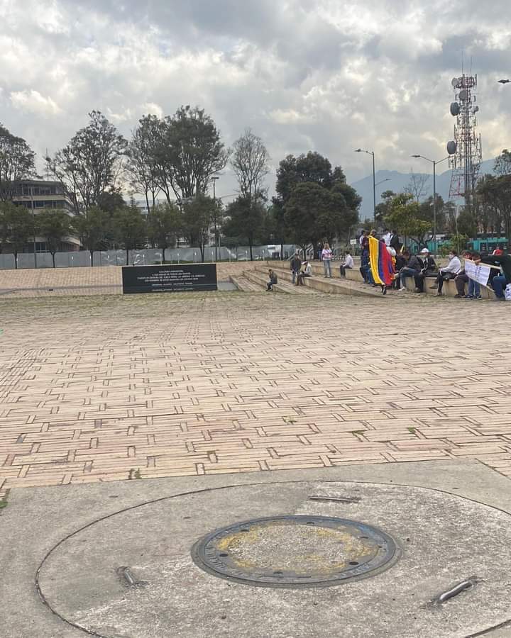 BryanGo97488282's tweet photo. Así va la gran marcha de la vergüenza nacional en Bogotá, este es uno de los puntos de encuentro.
La oposición lo único que nos ah podido brindar es unos buenos memes .
🤣🤣

Seguiremos informando. https://t.co/5ezSS3K1gu