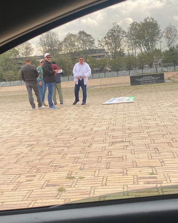 BryanGo97488282's tweet photo. Así va la gran marcha de la vergüenza nacional en Bogotá, este es uno de los puntos de encuentro.
La oposición lo único que nos ah podido brindar es unos buenos memes .
🤣🤣

Seguiremos informando. https://t.co/5ezSS3K1gu