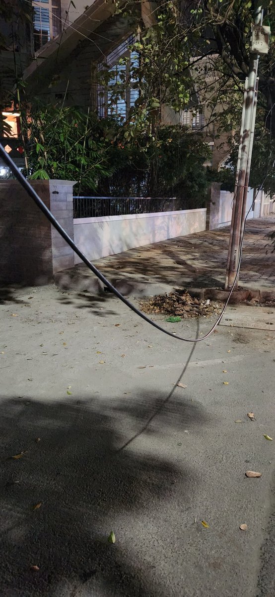 kirpata's tweet photo. Hanging wire, 3rd cross JP nagar dollar's layout.. !! ಬಲಿಗಾಗಿ ಕಾಯುತ್ತಿದೆ!!! #BBMP alert..... https://t.co/6W8wMyfOtL