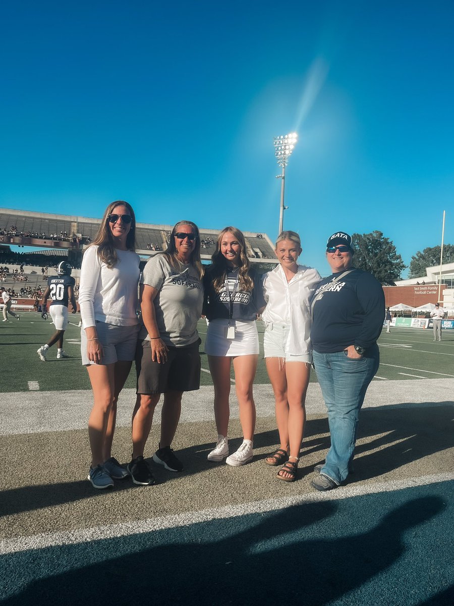 LandryRabitsch's tweet photo. SO EXCITED !! 💛💙🦅@CoachPerkinsSB @heather_gelbard @MaryBethDen @GSAthletics_SB @softball_nghs @LadyDukesGA18u @rabitsch2022 https://t.co/oGwKWkpIsj