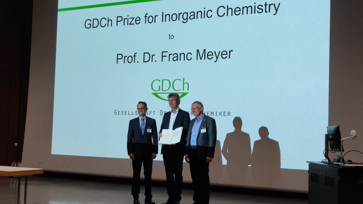 GDCh_aktuell's tweet photo. Heute wurde Professor Dr. Franc Meyer, @uniGoettingen, auf der gemeinsamen Vortragstagung für Anorganische Chemie der GDCh-Fachgruppen Wöhler-Vereinigung &amp; Festkörperchemie und Materialforschung an der @Uni_MR mit dem GDCh-Preis für Anorganische Chemie ausgezeichnet. 💐 https://t.co/EjjEOOUxbP