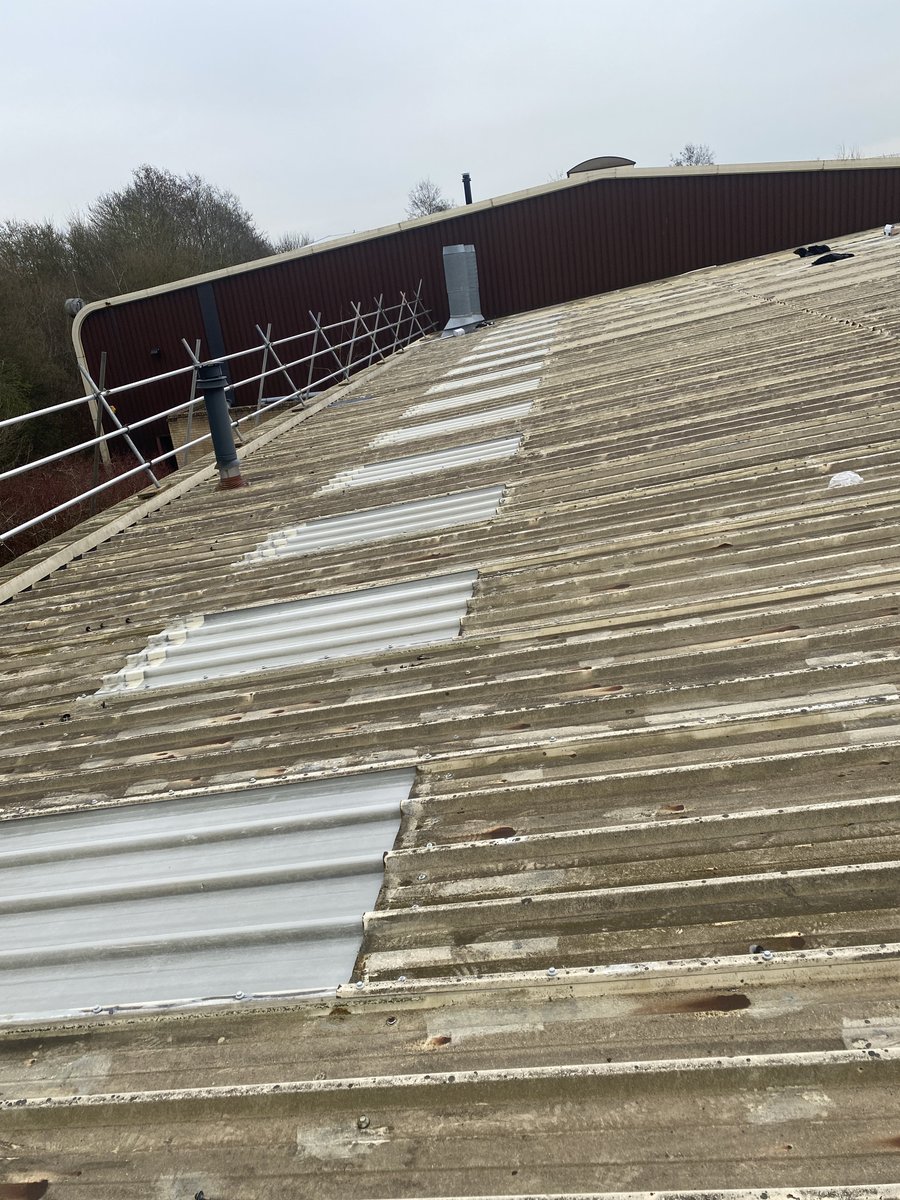 PracticalRoofCo's tweet image. Factory over-clad with new vaulted skylights and safety wire system in Milton Keynes #roofing #construction #healthandsafety