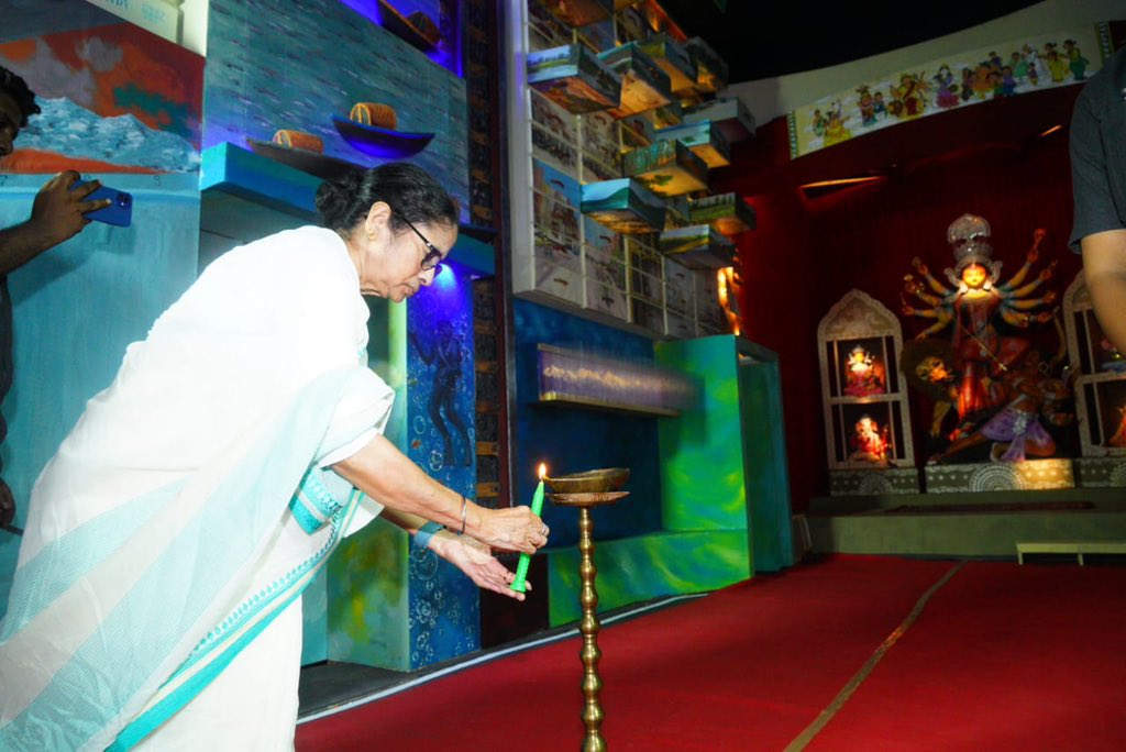 AITCofficial's tweet photo. Our Hon'ble Chairperson Smt @MamataOfficial inaugurated the 21 Pally Durga Pujo today.
Special moments from the day 👇 https://t.co/47Ac19iqAr