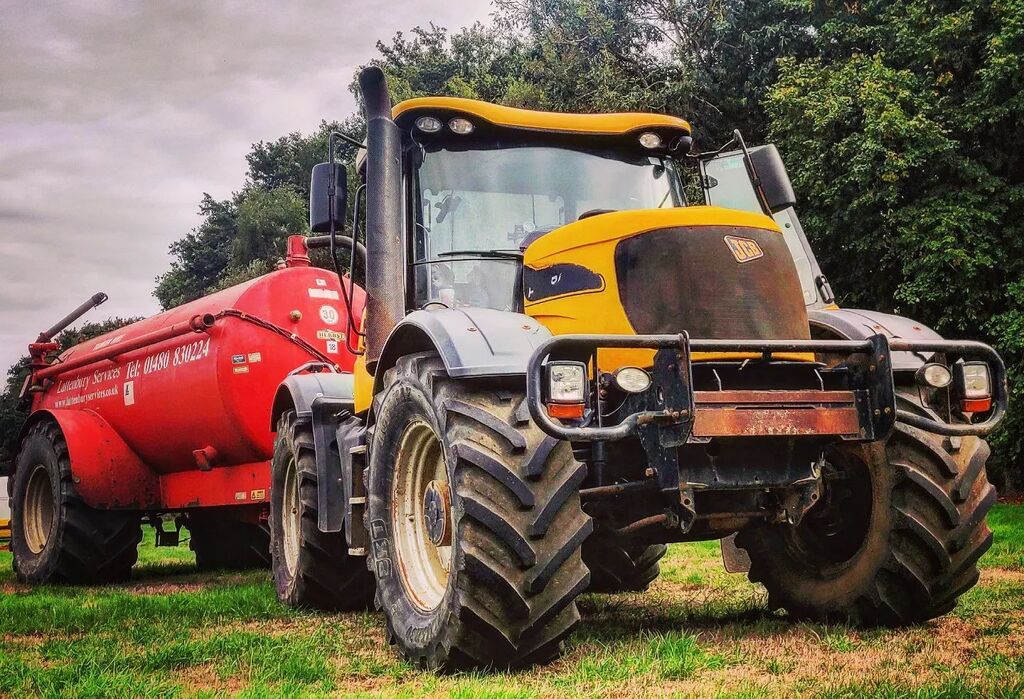 DEFENDERist's tweet photo. When you turn up to the party with a big flask of water and then rain stops play 🤦 🌧️☔ #ironic #tractorproblems #tractors #fastrac #jcb #jcbfastrac #tanker #tanker #tonkatoys https://t.co/RJpokLlMx9