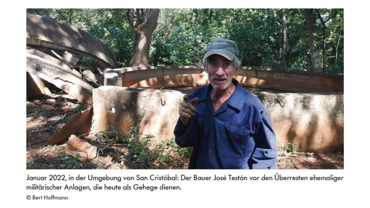 "[…] zwischen niedrigen Bäumen liegen Dutzende zersprengter Betonbögen, die einst das Silo für den Treibstoff der Raketen bildeten. Der alte Bauer José Testón lebt hier seit 20 Jahren. Aus zwei dieser wuchtigen Betonteile hat er ein Gehege für seine vier Schweine gebaut."