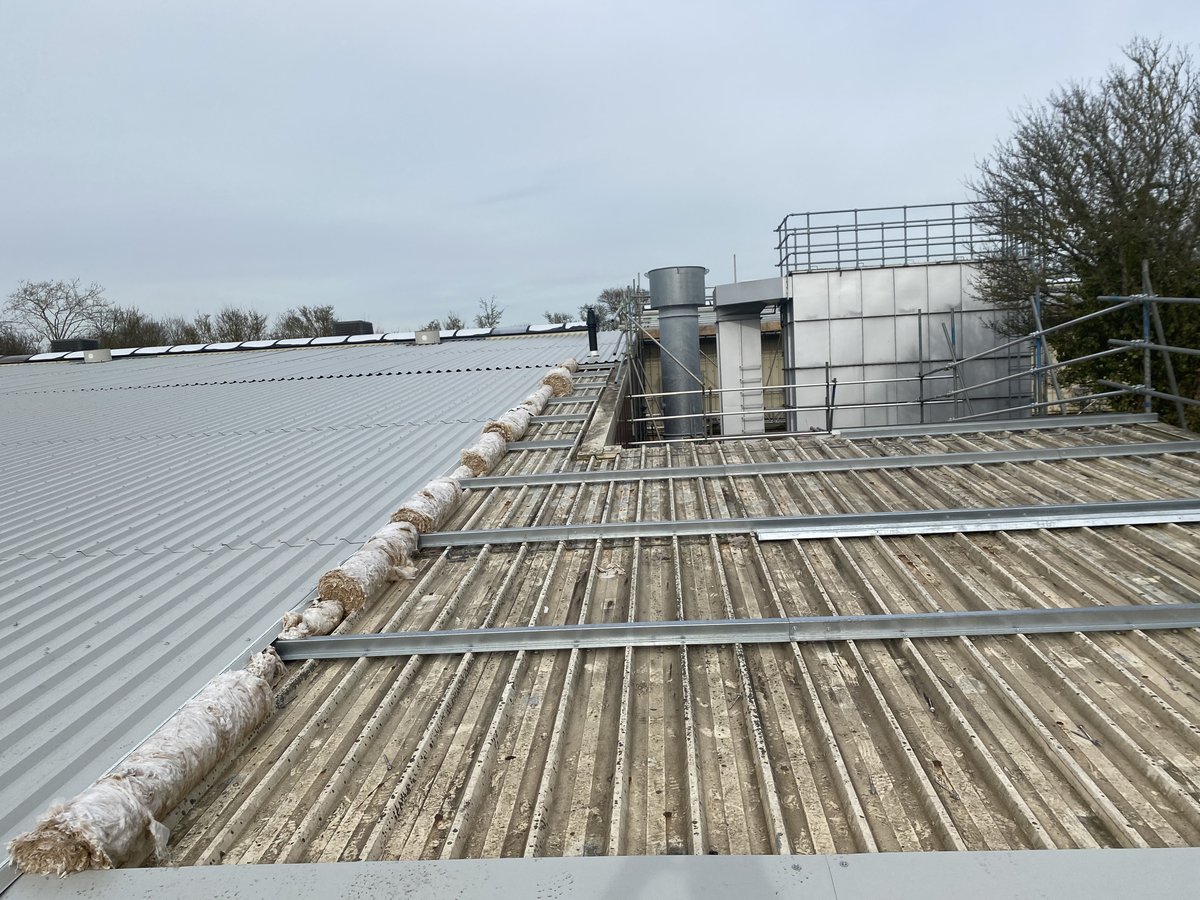 PracticalRoofCo's tweet image. Factory over-clad with new vaulted skylights and safety wire system in Milton Keynes #roofing #construction #healthandsafety