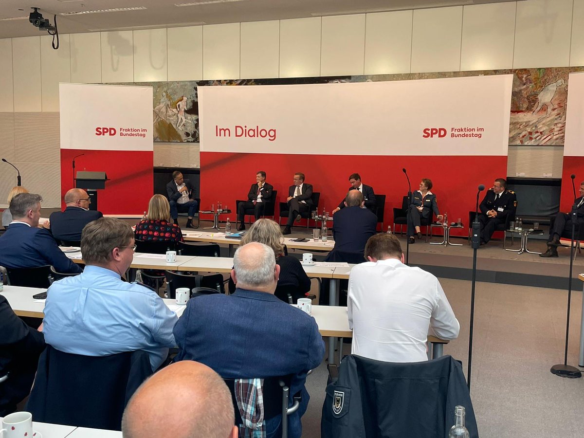 asb_de's tweet photo. #ASB Bundesvorsitzender @knufleckenstein forderte heute auf der Blaulichtkonferenz der @spdbt für den #Bevölkerungsschutz eine bundeseinheitliche Helferfreistellung und ein zentrales Krisenmanagement für große Einsatzfälle.

Zu den Forderungen des ASB:
https://t.co/clGVfte3XR https://t.co/yqud5pdgpN