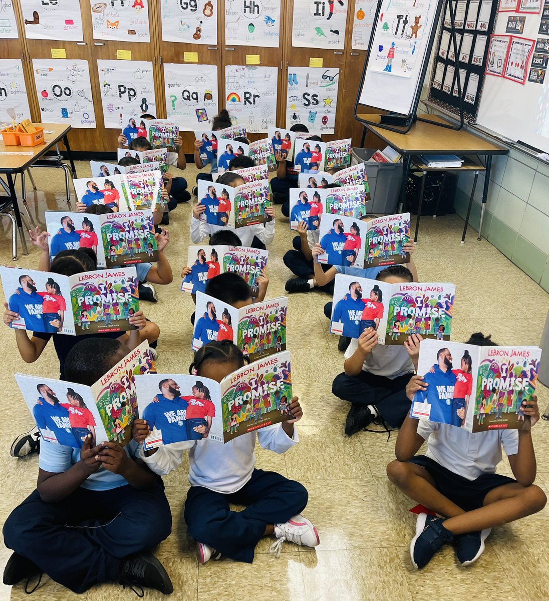 JaneAddamsSD89's tweet photo. Each month, some of our kindergarteners will be taking home a brand new Scholastic Book to add to their at-home book collection. We want to thank all who have helped to sponsor this and inspire a love of reading in children. #D89BrightFutures #japanthersread https://t.co/a59kDTI7t0