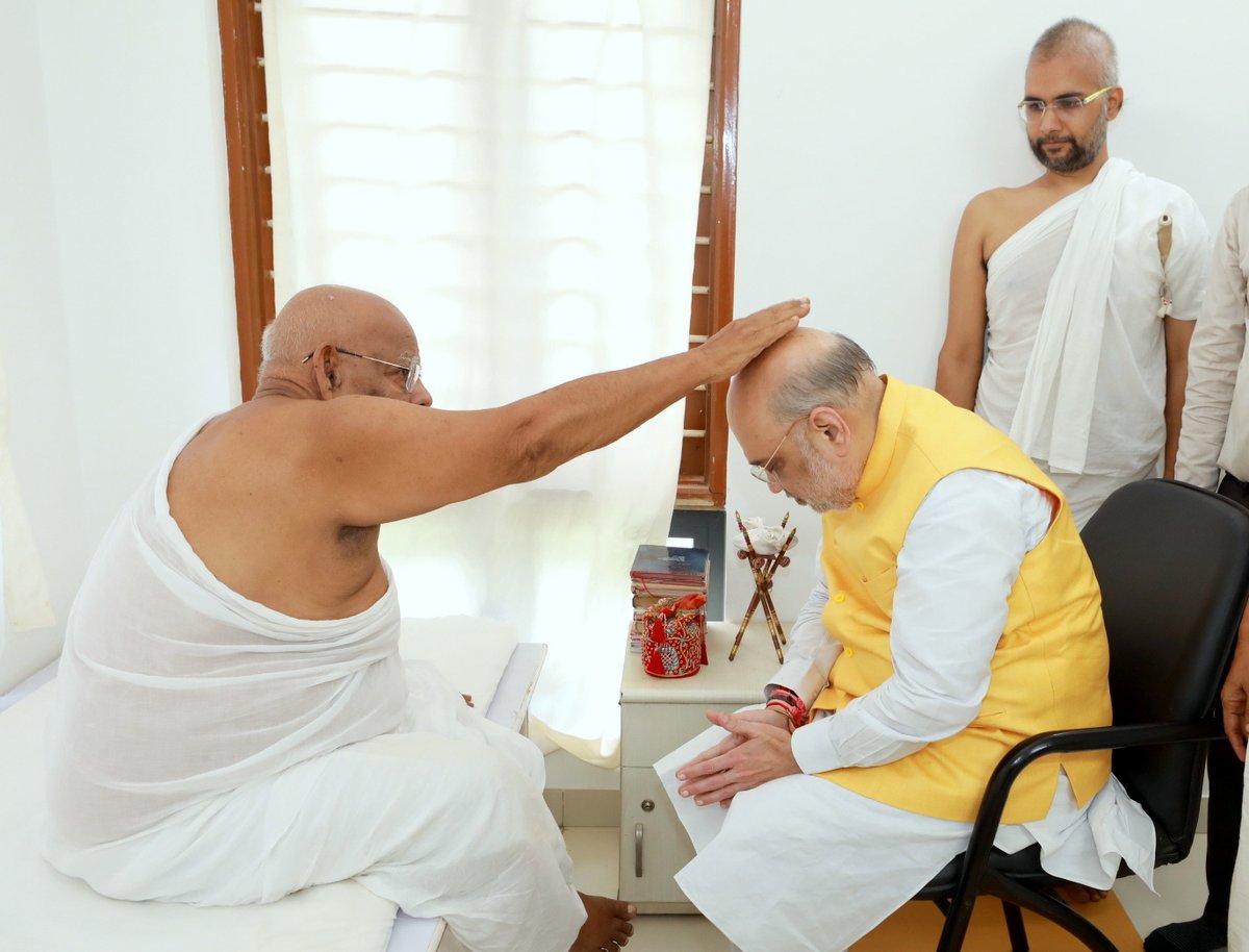 AmitShah's tweet photo. अहमदाबाद में राष्ट्रसंत परम पूज्य आचार्यभगवंत श्री पद्मसागरसूरीश्वर जी से भेंट कर उनका आशी��्वाद प्राप्त किया।

અમદાવાદમાં રાષ્ટ્રસંત પરમ પૂજ્ય આચાર્ય ભગવંત શ્રી પદ્મસાગરસૂરીશ્વરજી મહારાજને મળી તેમના આશીર્વાદ લીધા. https://t.co/E0YiiNQq10