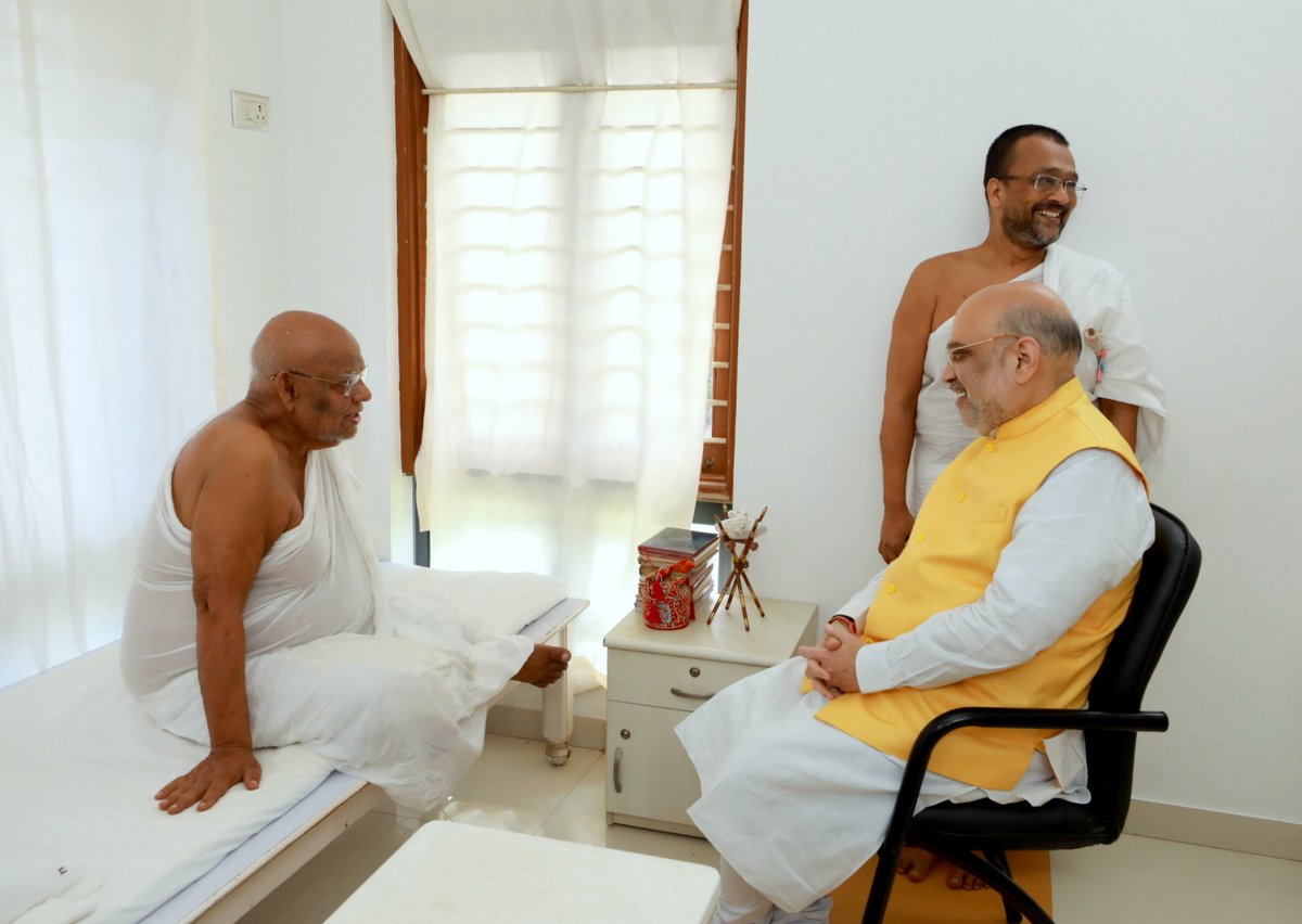AmitShah's tweet photo. अहमदाबाद में राष्ट्रसंत परम पूज्य आचार्यभगवंत श्री पद्मसागरसूरीश्वर जी से भेंट कर उनका आशी��्वाद प्राप्त किया।

અમદાવાદમાં રાષ્ટ્રસંત પરમ પૂજ્ય આચાર્ય ભગવંત શ્રી પદ્મસાગરસૂરીશ્વરજી મહારાજને મળી તેમના આશીર્વાદ લીધા. https://t.co/E0YiiNQq10