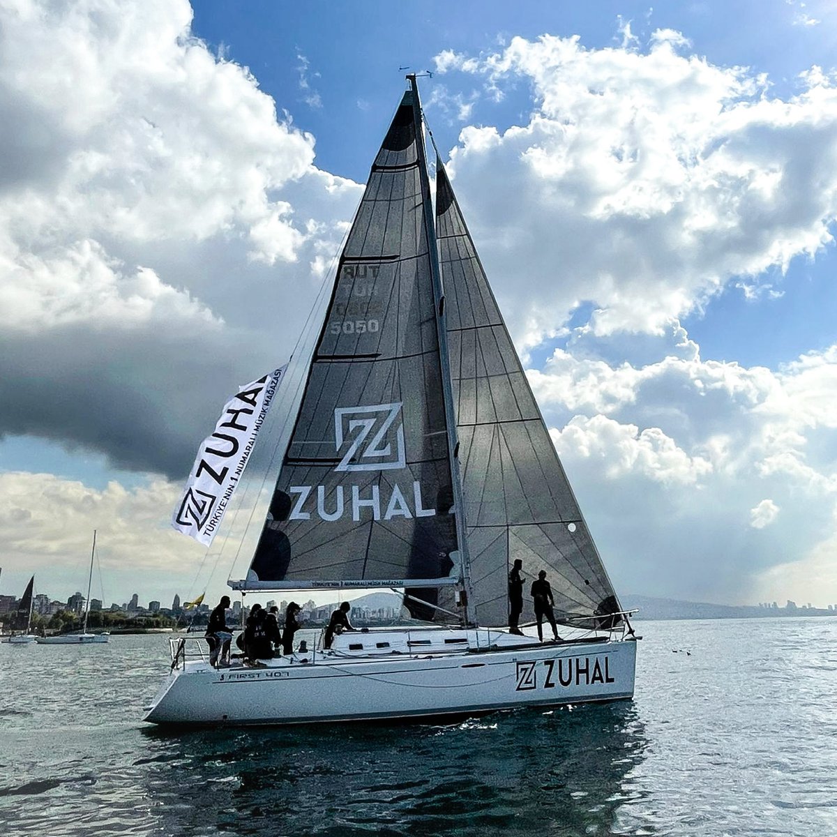ZuhalMuzik's tweet photo. #BosphorusCup'ta bu yıl Cenk Tekkaya Denizcilik ile müziğe yelken açtık! 
Tüm zorlu şartların üstesinden ustaca gelen ekibimizi tebrik ediyor, güzel İstanbul’umuzun eşsiz sularında tutkunu olduğumuz müzik bayrağını dalgalandırmanın gururunu paylaşmaktan mutluluk duyuyoruz. ⛵️🏆🎼 https://t.co/wjPi3wG0Pl