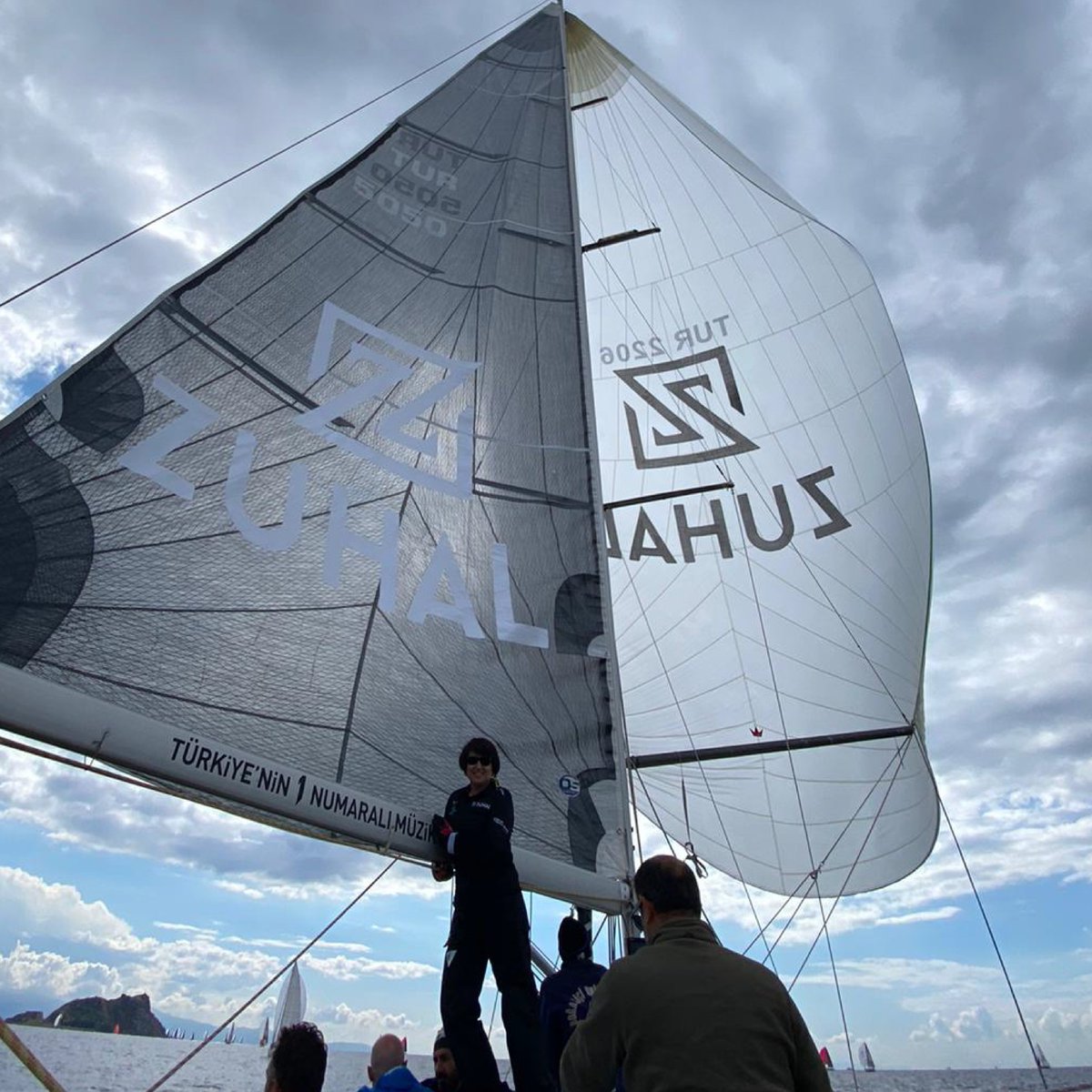 #BosphorusCup'ta bu yıl Cenk Tekkaya Denizcilik ile müziğe yelken açtık! 
Tüm zorlu şartların üstesinden ustaca gelen ekibimizi tebrik ediyor, güzel İstanbul’umuzun eşsiz sularında tutkunu olduğumuz müzik bayrağını dalgalandırmanın gururunu paylaşmaktan mutluluk duyuyoruz. ⛵️🏆🎼