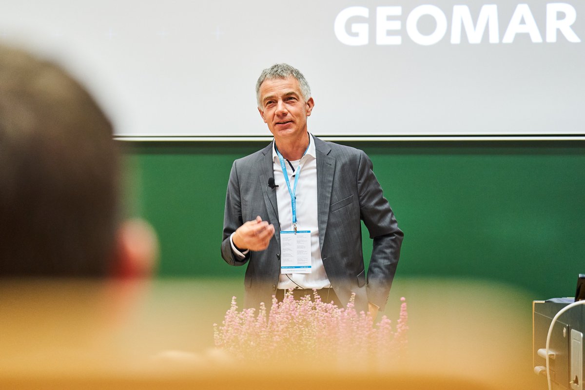 InitiativeNAT's tweet photo. Netto-Null-Ziel erreichen mit #CO2-Speicherung im #Meer? https://t.co/xWosDv3BPt
@AOschlies @GEOMAR_de beim #kk22 an der @TUHamburg - Hamburger Schüler:innen bekommen Antworten auf den #Klimawandel der #Forschung 

@UHHMIN @HCUHamburg @HAW_Hamburg @HSUHamburg @hh_bwfgb @hh_bsb https://t.co/XViwMJezEZ