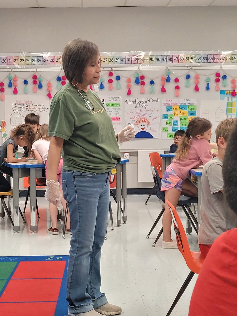 susanbase11's tweet photo. Mrs. Mace's class had a treat this morning. One of her student' grandmther brought apples for the class to taste, seeds to examine, an apple for snack time and donated 2 Johnny Appleseed books to the class library. 
#followingfowler
@Alex2Inspire https://t.co/AbqTR1SU7b