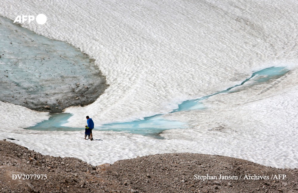 afpfr's tweet photo. La partie sud du glacier Schneeferner, dans les Alpes bavaroises, a fondu à vitesse accélérée pendant cet été particulièrement chaud et perdu définitivement son statut de glacier, a annoncé lundi l'Académie bavaroise des sciences #AFP https://t.co/ttwiFhohGs