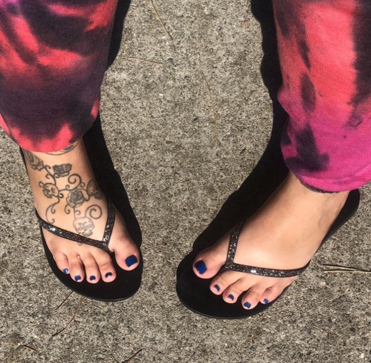 FeetiFun's tweet photo. Stroll through the park #feet #feetfethish #feetworship #feetpicsforsales #feetpics #tiedye #flipflips #blue #bluenails #bluetoenails #onlyfans #onlyfansgirl #walk #PARK https://t.co/DF49AXRCAw